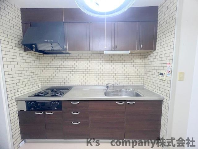 茅ヶ崎市高田1丁目　アルカディア茅ヶ崎Bのキッチン|吊戸棚収納あり、普段使いのない調理器具や調理家電などの保管に便利です◇