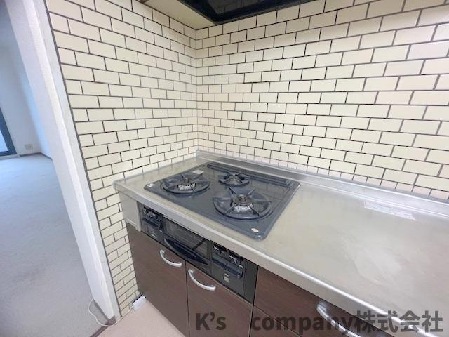茅ヶ崎市高田1丁目　アルカディア茅ヶ崎Bのキッチン|三口ガスコンロでお料理の幅が広がります◇