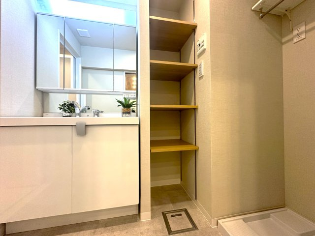 ウィンベルコーラス蓮沼の独立洗面台|明るい洗面スペースは、使いやすさを徹底的に追求した設計です。忙しい朝も快適に自然と笑顔がこぼれる心地よいひとときを叶えます。毎日の身支度がスムーズに整う、家族みんなに優しい空間です。