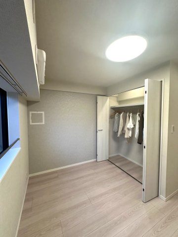 ウィンベルコーラス蓮沼の洋室|クローゼットを備えた機能的な洋室。収納力に優れ、すっきりと整った空間を保ちやすく、住まい全体の心地よさを高めてくれます。