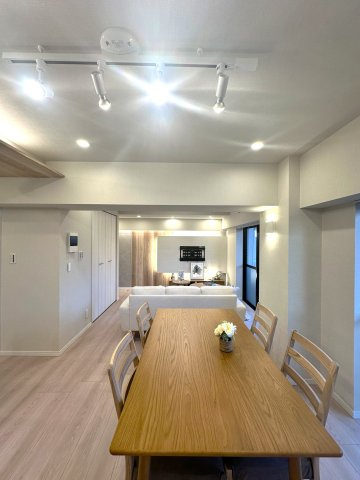 ウィンベルコーラス蓮沼の居間・リビング|窓からこぼれる光に包まれたリビングは、空間のゆとりと心地よさを感じる特別な場所。朝のコーヒーも、家族との何気ない会話も、この空間にいるだけで豊かに感じられる──そんな、暮らしの中心がここにあります。