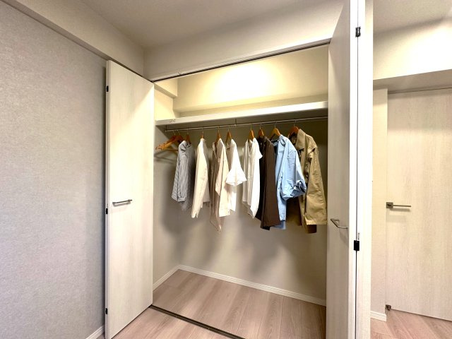 ウィンベルコーラス蓮沼の収納|収納力抜群のクローゼットが、お部屋をいつもすっきりと整えてくれます。見た目も美しく、生活感を上手に隠しながら、快適で居心地の良い空間を実現。日々の暮らしをもっと豊かに彩ります。