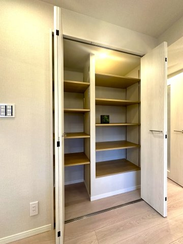 ウィンベルコーラス蓮沼の収納|生活感をさりげなく隠す収納スペースがリビングにもあります。インテリアを美しく整え、空間に広がりとゆとりをもたらします。細部までこだわった設計が、上質で心地よい暮らしを実現します。