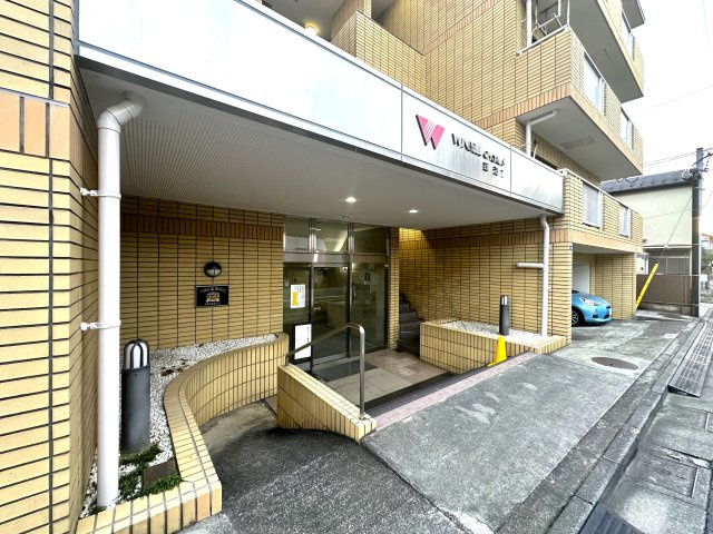 ウィンベルコーラス蓮沼|落ち着いた上質感あふれるエントランスが、家族の帰宅を温かく包み込みます。毎日の生活に安心感と特別な安らぎをもたらし、住まう方の心にゆとりと豊かさをもたらします。