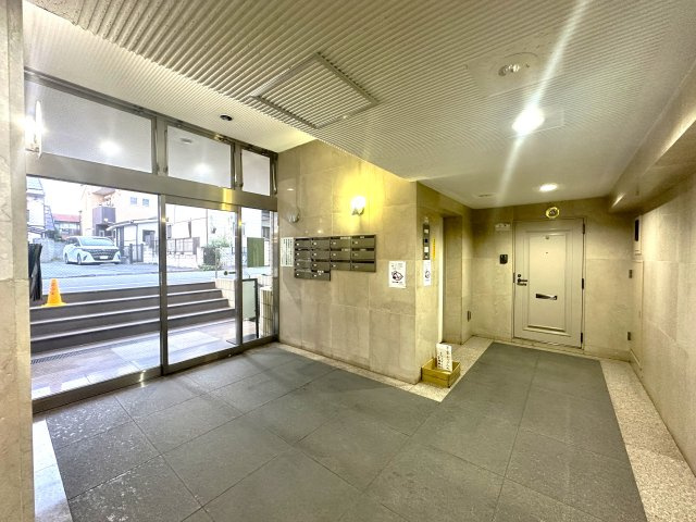 ウィンベルコーラス蓮沼のその他共用部分|訪れる人の足取りを自然とやわらげる、美しく整えられたロビー。洗練されたデザインと落ち着きが調和し、この空間が上質な暮らしの期待感を静かに高めてくれます。