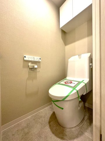 ウィンベルコーラス蓮沼のトイレ|最新設備を備えたトイレは、快適性とスタイリッシュさを兼ね備えた空間。清潔感のある美しい内装とすっきりとしたデザインが、暮らしに心地よさをプラス。清潔・快適・美しさが調和した、上質なトイレ空間です。