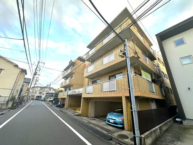 ウィンベルコーラス蓮沼の外観|洗練されたフォルムと落ち着いた色調が、街並みにやさしく溶け込む佇まい。帰るたびに、心がふっと和らぐ外観です。