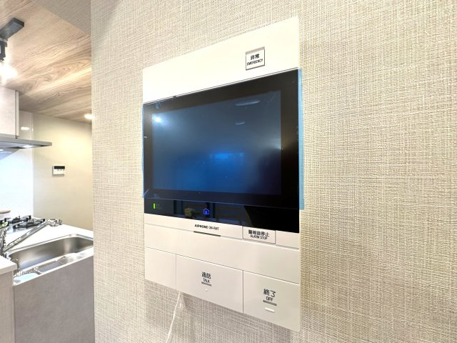 ウィンベルコーラス蓮沼の防犯設備|リビングから来訪者の姿をしっかり確認できるモニター付きインターホンは、防犯性はもちろん、急な来客にも安心して対応できる心強い設備。ご家族の安全と安心な暮らしをそっと支えてくれます。