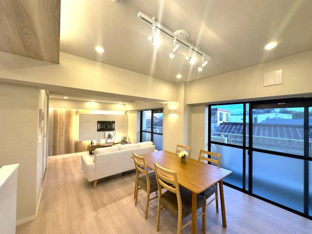 ウィンベルコーラス蓮沼の居間・リビング|空間の広がりと柔らかな採光に包まれたリビングダイニング。毎日の暮らしに“ちょっと特別”を感じさせてくれる、住まいの中心となる空間です。