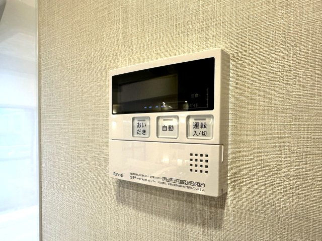 ウィンベルコーラス蓮沼の発電・温水設備|ワンタッチ操作でお湯張りや追い焚きができるオートバスは、忙しい日々の中でも快適なバスタイムをサポート。湯温の調整や保温も自動で行えるため、いつでもちょうどいい温かさのお風呂が待っています。