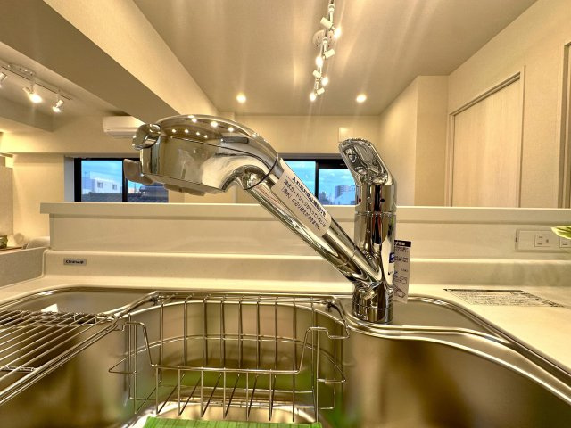 ウィンベルコーラス蓮沼のキッチン|浄水機能付きの水栓は、安心でおいしい水がすぐ使える便利な設備。ハンドシャワーで使い勝手もよく、毎日の家事が快適になります。使い勝手と衛生面を両立した設計が、毎日の家事に小さな心地よさと楽しさをプラス。