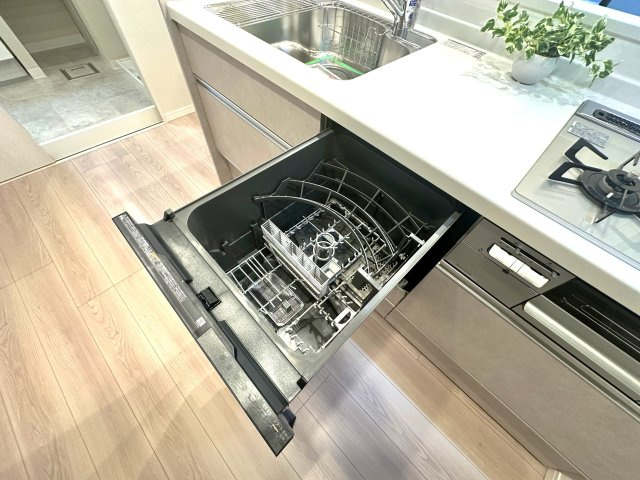 ウィンベルコーラス蓮沼のキッチン|面倒な後片付けは食洗機におまかせ。空いた時間には、ソファでテレビを観ながらゆったりひと息。家事の負担を減らして、毎日に小さな余裕と心地よさをもたらします。