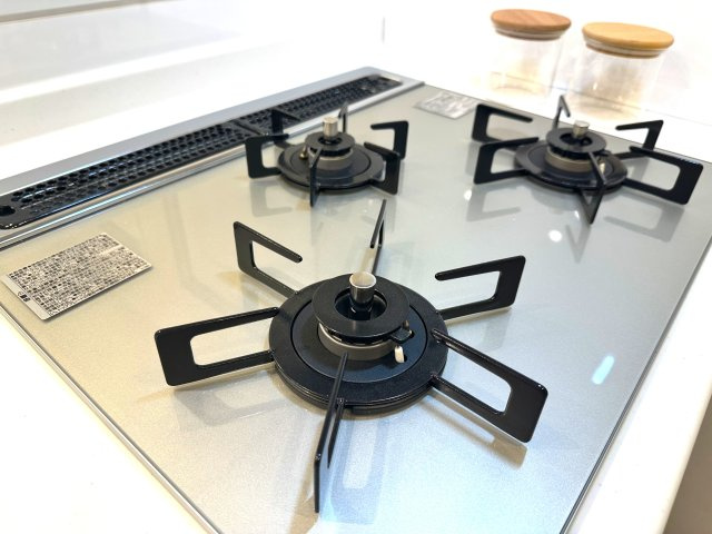 ウィンベルコーラス蓮沼のキッチン|3口ガスコンロで、同時調理もスムーズに。忙しい毎日にうれしい機能です。ガラストップコンロはスタイリッシュなデザインで、掃除が簡単、汚れがつきにくいなどのメリットがあります。