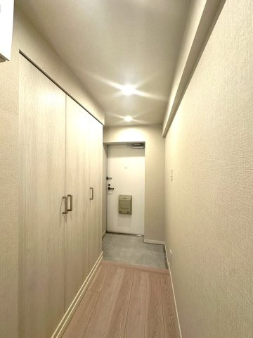 ウィンベルコーラス蓮沼の玄関|扉を開けた瞬間、あたたかな陽光が差し込む玄関が広がり、清々しい空気とともにやさしく迎え入れてくれます。その明るさと開放感は、一日の始まりに期待を抱かせ、住まい全体の心地よさを自然と感じさせてくれます。