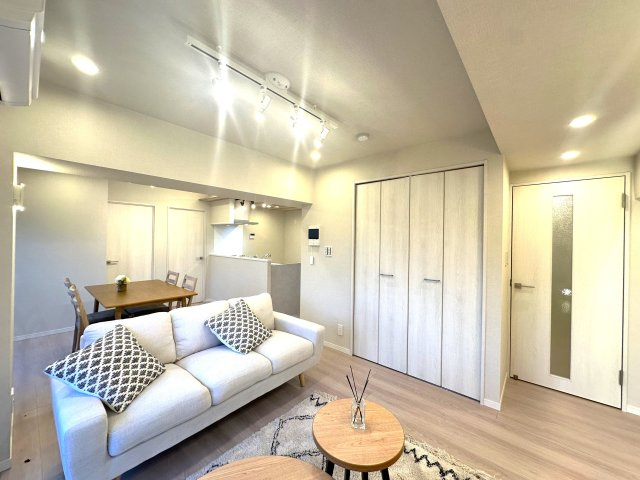 ウィンベルコーラス蓮沼の居間・リビング|窓から差し込む柔らかな陽光が空間を優しく満たし、リビングダイニングに自然な広がりを生み出します。ここで過ごす時間が、何気ない日常を“ちょっと特別”に変えてくれる──そんな温もりあふれる住まいの中心です