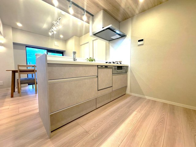 ウィンベルコーラス蓮沼のキッチン|使い勝手の良さとデザイン性を兼ね備えたキッチンは、料理好きの方にも嬉しい仕様。手元が明るく、調理中も快適に過ごせ、家族との会話も自然と弾みます。