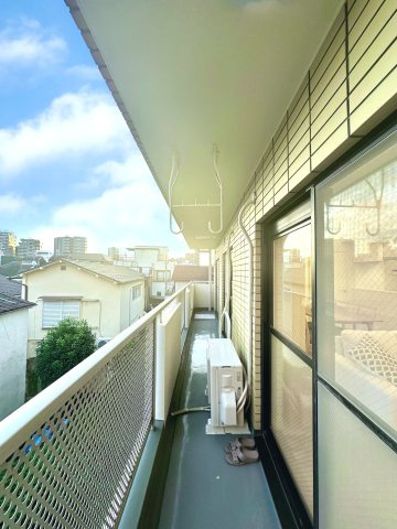 ウィンベルコーラス蓮沼のバルコニー|やわらかな風がそっと頬をなで、空の広がりが日常を包み込むバルコニー。朝の光に目を細めたり、夕暮れの空にひと息ついたり──心がほどけるひとときが、ここにはあります。