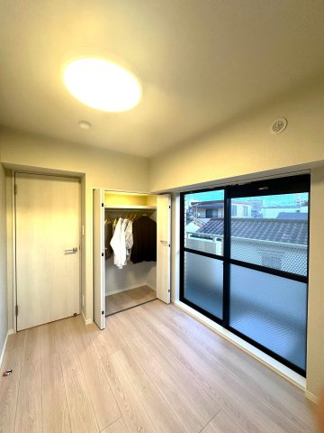 ウィンベルコーラス蓮沼の洋室|静かに流れる時間とやわらかな光のグラデーションに包まれる洋室。ここは暮らす人の感性をそっと受け止め、毎日を美しく彩る特別な空間です。