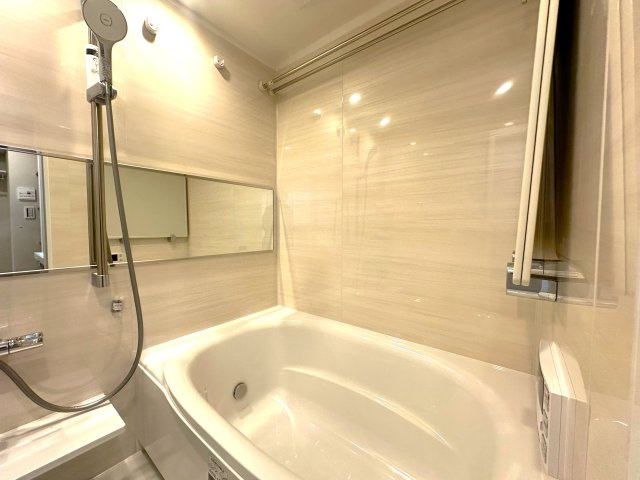 ウィンベルコーラス蓮沼の浴室|家族みんなの疲れをやさしく包み込む、広々とした癒しのバスルーム。ゆったりとくつろげる空間で、日々のストレスもすっと解きほぐされる、心身ともにリラックスできるひとときをお届けします。