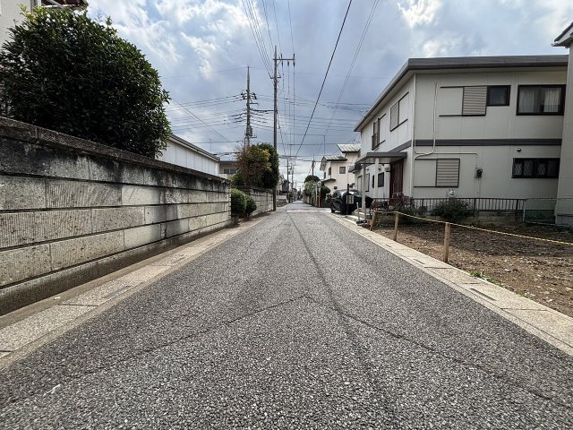 【前面道路含む現地写真】 | 大宮区上小町 限定1区画の建築条件付き売地 | 最寄りの駅は、JR「大宮駅」♪ 明るい一本道を歩く事徒歩15分、駅から程よく離れた静かな住宅地です。
