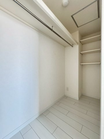 レックスタウン新高弐号館の収納|たっぷり収納可能なウォークインクローゼット。
荷物の多い方でも安心です。