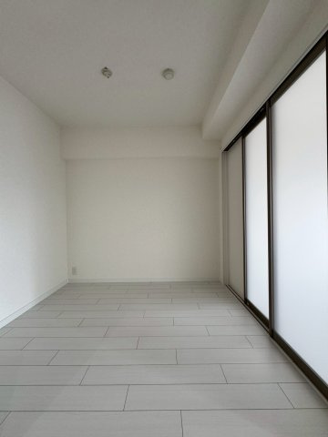 レックスタウン新高弐号館の洋室|リビングに隣接する約3帖の洋室。
間仕切り扉をあけて開放的にもできます。