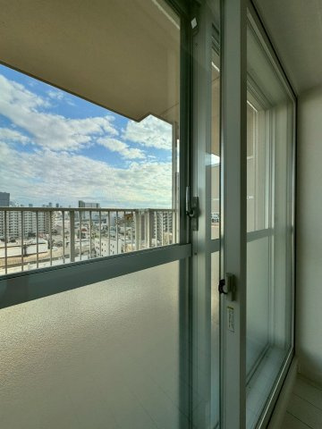 レックスタウン新高弐号館のバルコニー|二重サッシペアガラス仕様で防音、断熱効果が期待できます。
冬は凍結もしにくくカビ対策にもなります。