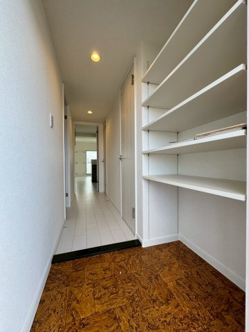 レックスタウン新高弐号館の玄関|可動棚付きで玄関もすっきり整理できます。
