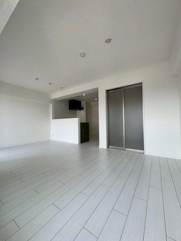 レックスタウン新高弐号館の居間・リビング|バルコニーに面して明るいリビングです。
最上階につき眺望も楽しめます。