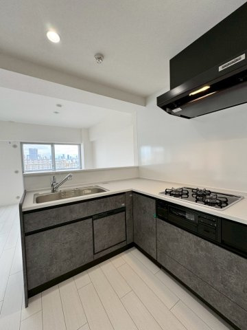 レックスタウン新高弐号館のキッチン|L字型キッチンで作業同線も短縮でき、家事ももはかどります。
後片付けにうれしい食洗器付きシステムキッチンです。