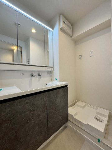 レックスタウン新高弐号館の独立洗面台|洗面台横には洗濯パンがございます。