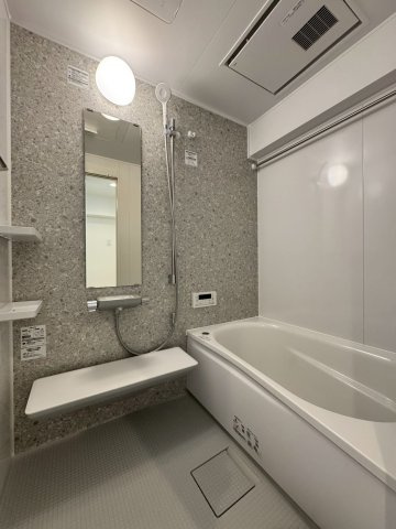 レックスタウン新高弐号館の浴室|冬や雨の日のお洗濯にうれしい浴室乾燥機付きです。
ゆったり足を延ばしてくつろげる広さがあります。
