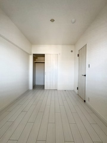 レックスタウン新高弐号館の洋室|約5帖。大容量収納可能なウォークインクローゼット付きです。