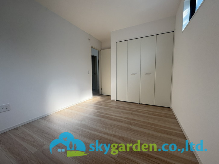 藤沢市片瀬6期　新築戸建　全2棟1号棟の寝室|広くて明るい寝室