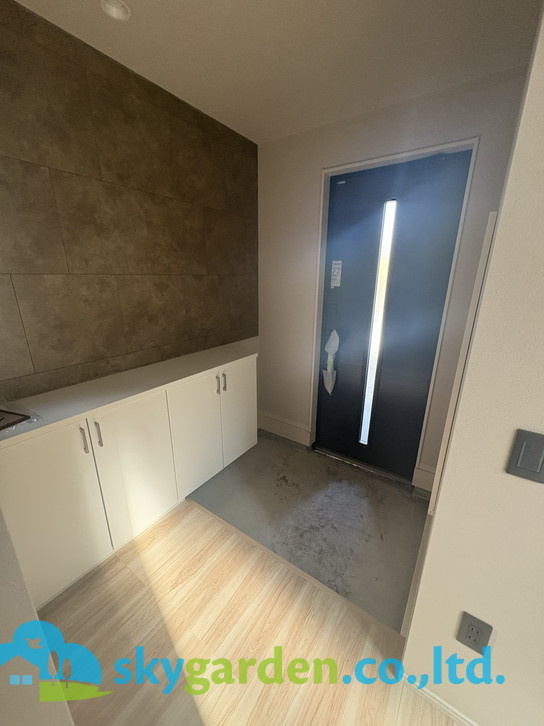 藤沢市片瀬6期　新築戸建　全2棟1号棟の玄関|明るい玄関です