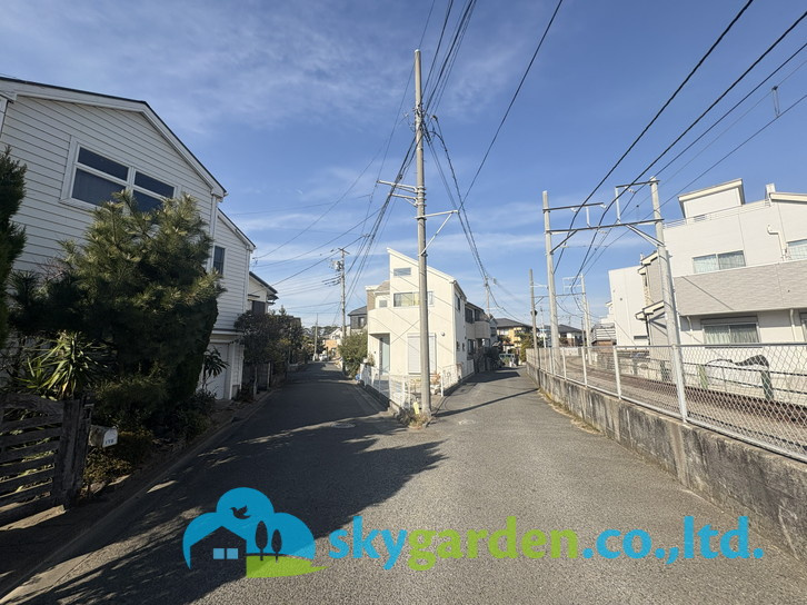 藤沢市片瀬6期　新築戸建　全2棟1号棟の前面道路含む現地写真|前面道路含む現地写真です