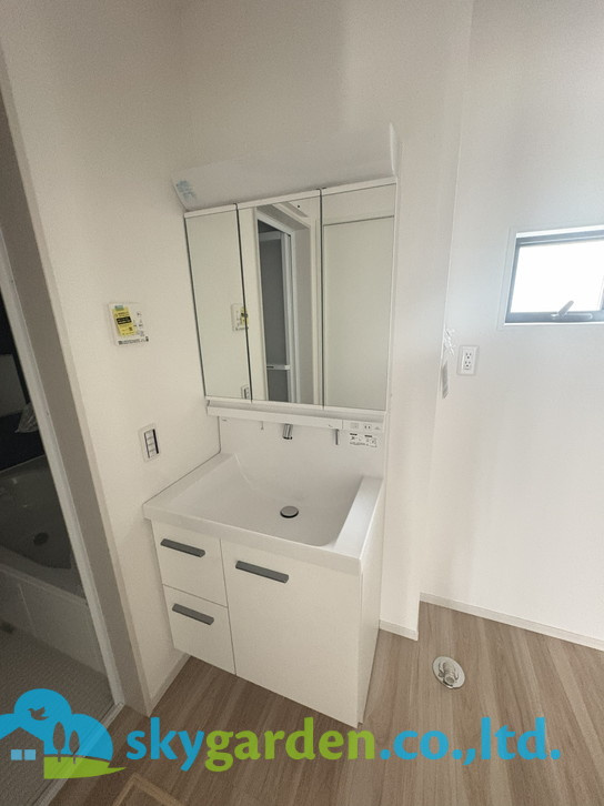 藤沢市片瀬6期　新築戸建　全2棟1号棟の独立洗面台|独立洗面台、朝の身支度には欠かせません