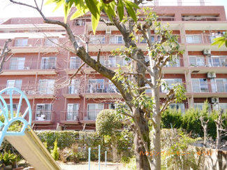 【外観】 | モダンでスタイリッシュな印象を与える煉瓦色を基調とした外観。敷地内で管理されている木々の色味との相性も良く上品でおしゃれな雰囲気を演出してくれます。