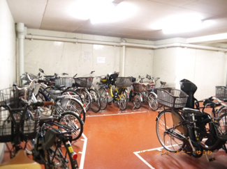 【その他共用部分】 | 屋根付きの駐輪場となっていますので、雨の日でも大切な自転車が濡れずに済みます。