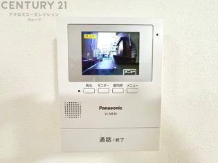 訪問者が来たときにテレビ画面で確認できるため、安心してドアを開けられます。録画機能があるものもあり、留守中に来訪者を記録しておくことができます。利便性が高く、セキュリティ面でも安心です。