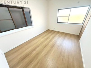 明るい色合いのフローリングとクロスを使用した洋室は家具やインテリアとも調和しやすく空間が広く感じられ開放感を生み出します。自然光を効果的に反射し、室内を明るく保つため、日中の照明使用を抑えられます。