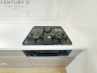 多数の調理器具を同時に使用でき、料理の効率化が可能。省エネで節約になり、様々な料理スタイルに適応できます。また、火力調整が独立しており、手入れや掃除もしやすく、今よりもっとお料理が楽しくなるかも。