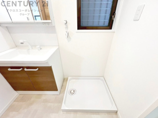 洗濯物の仕分け作業がしやすく、整理整頓が容易になります。洗濯音や湿気を他の部屋に持ち込まず、生活環境を快適に保ちます。上部を活用すれば収納スペースを確保でき洗剤や洗濯用品の整理もしやすくなります。