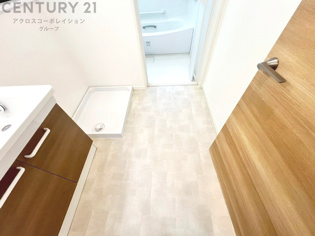 衣服の収納や脱ぎ着や整理整頓がしやすく、湿った衣類を乾燥させるスペースがありカビや臭いの発生を防ぎます。床の汚れを他の部屋に持ち込まず清潔を保つことができます。また快適な入浴環境の整備にも役立ちます。