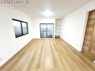 キッチン前のダイニングスペース。ダイニングセットを置いても十分な広さを確保。