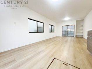 リビングダイニングは家族や友人とのコミュニケーションを楽しむ場所でくつろぎながら食事や会話を楽しめ、多目的に利用できリラックスできる空間です。家庭内の中心として機能し、快適な生活をサポートします。