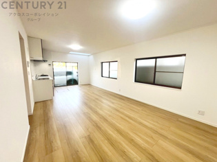 キッチン前のダイニングスペース。ダイニングセットを置いても十分な広さを確保。