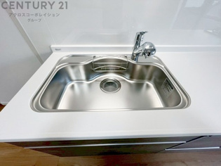 大きなシンクでお鍋などの大きな調理器具を洗う際にも便利です。