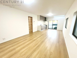 リビングダイニングは家族や友人とのコミュニケーションを楽しむ場所でくつろぎながら食事や会話を楽しめ、多目的に利用できリラックスできる空間です。家庭内の中心として機能し、快適な生活をサポートします。