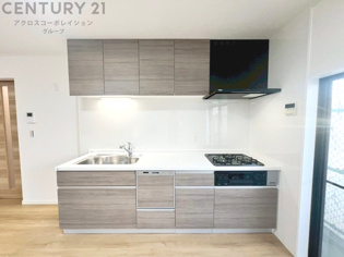 壁付けシステムキッチンはスペースの最大限の有効活用が可能で、動線がスムーズになり調理や準備が快適で効率的に行えます。収納スペースや吊り戸棚が設けられ、調理器具や食器類をスマートに収納できます。